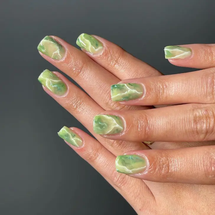 Маникюр в форме мягкий квадрат с мраморным принтом оттенка васаби