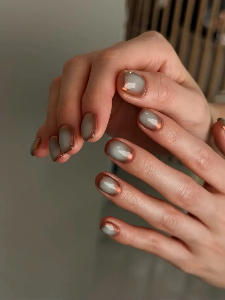 Маникюр в стиле аура на февраль в серо медных оттенках