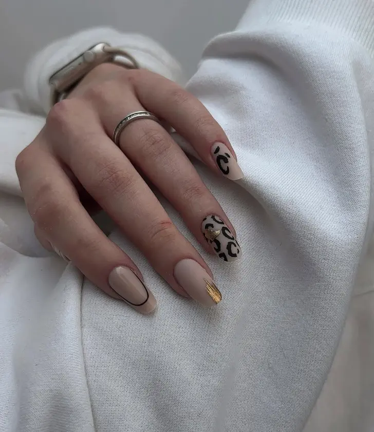 Матовый маникюр на февраль 2026 с золотой фольгой и анимал принтом
