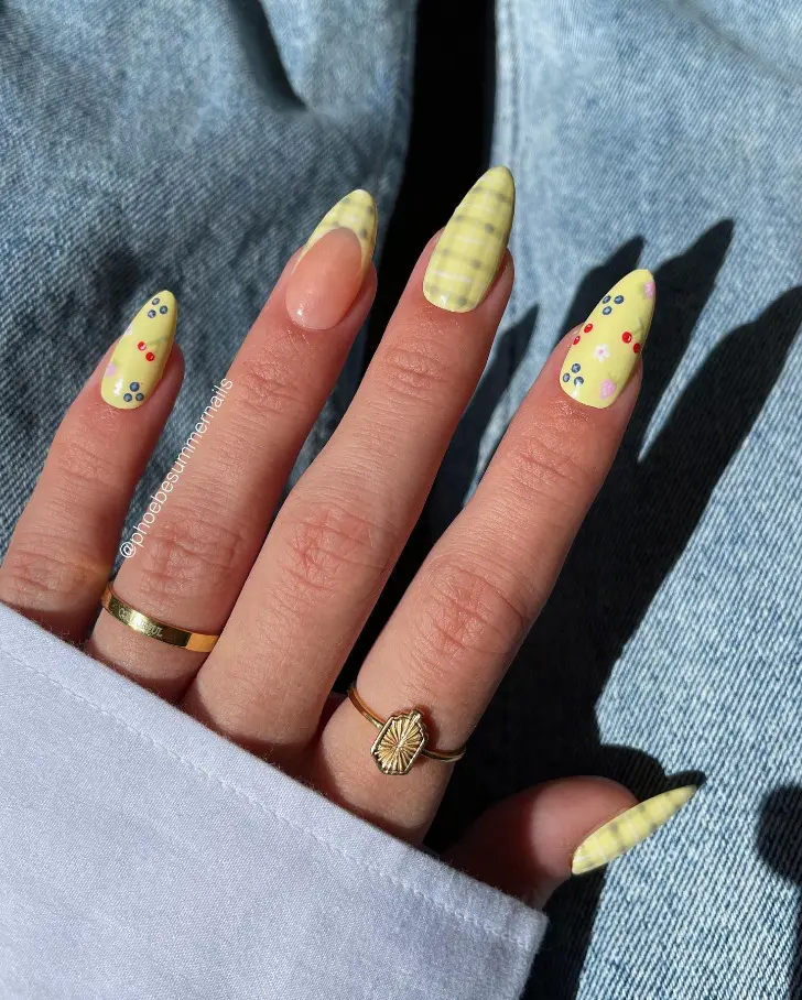 Миндальный маникюр цвета васаби с принтом в клетку