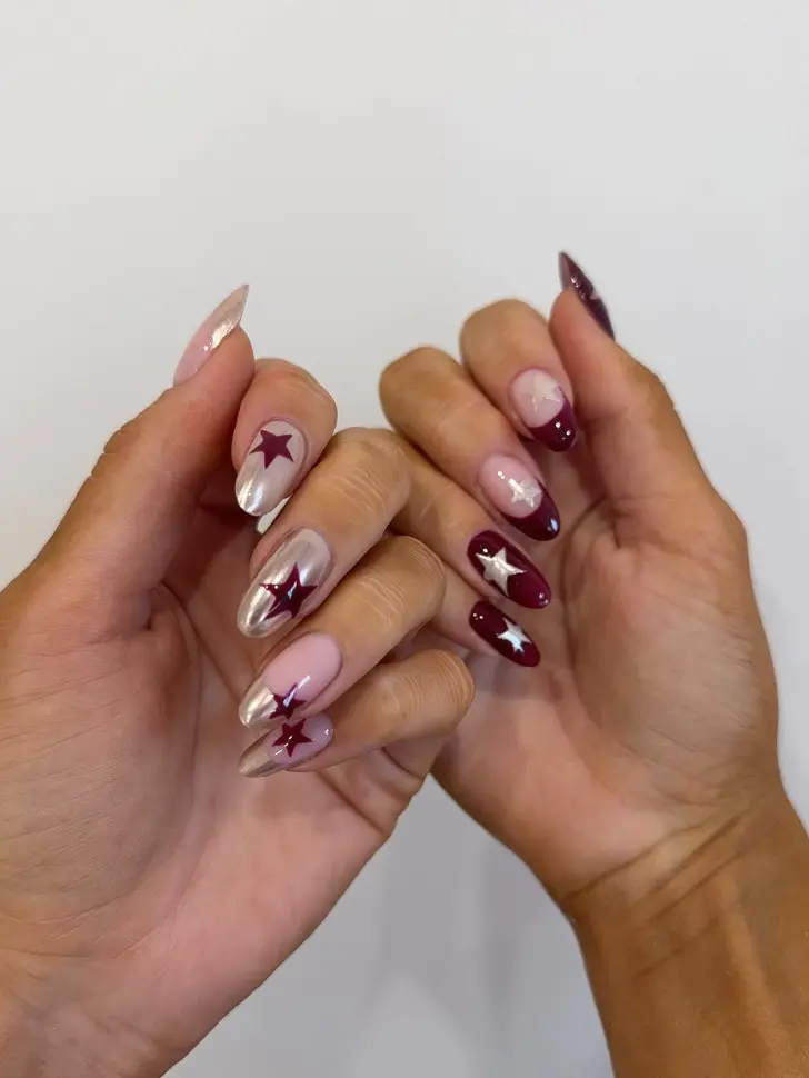 Миндальный маникюр на февраль 2026 в серебристо бордовом цвете со звездами