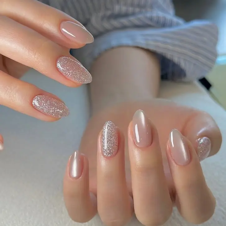 Миндальный маникюр с блестящим акцентом в эстетике тихой роскоши