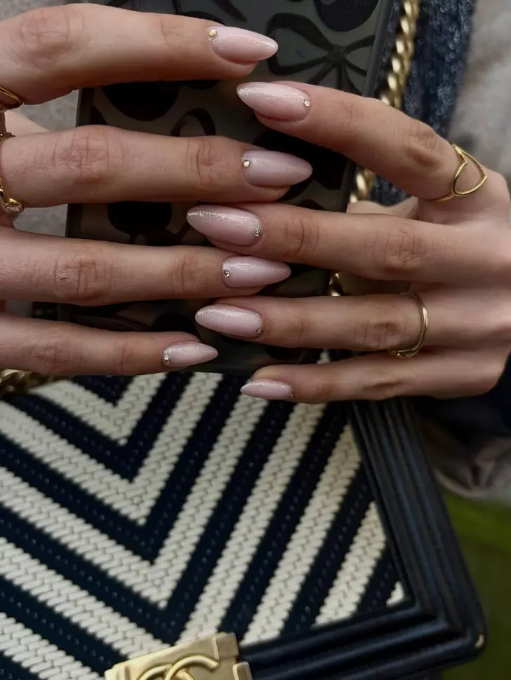 Миндальный маникюр с кристаллом в основе в стиле тихой роскоши