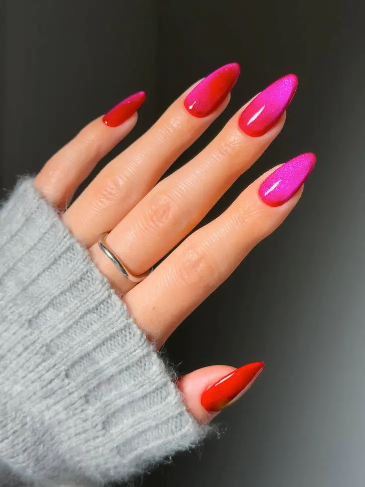 Миндальный маникюр с привлекательным красно розовым градиентом