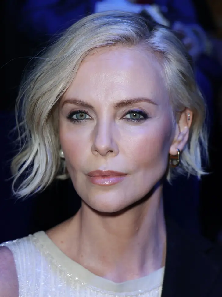 Модный французский боб весны 2026 с волной и пробором с боку