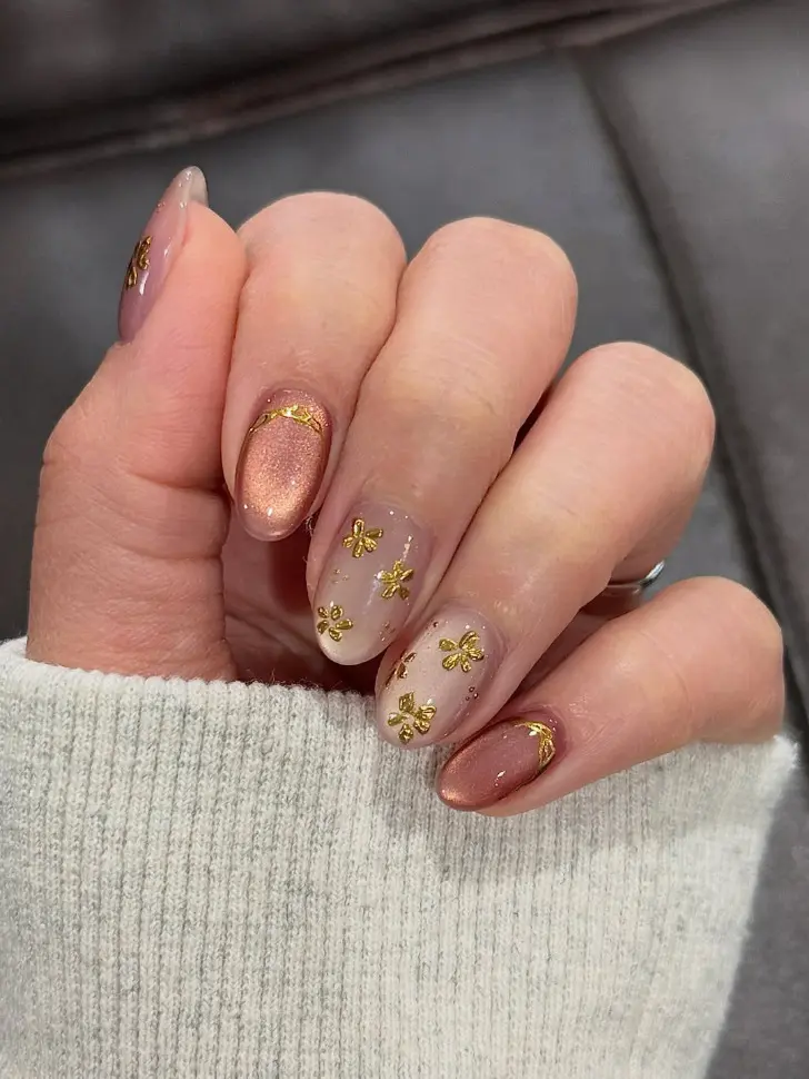 Модный и привлекательный маникюр кошачий глаз с золотыми ромашками