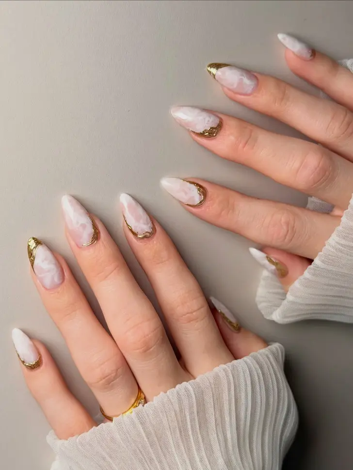 Мраморный маникюр с золотыми элементами на эту зиму