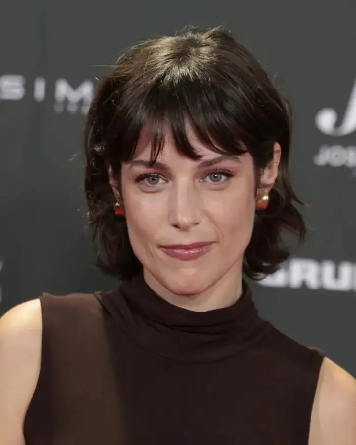 Мягкая прическа с тонкой челкой убирающая второй подбородок