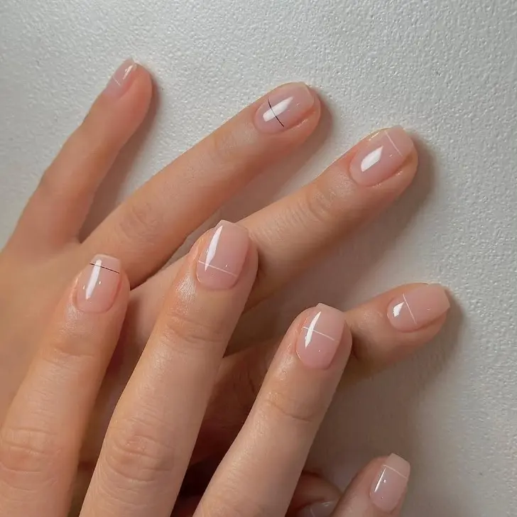 Натуральные короткие ногти с очень тонкими белыми линиями в стиле тихой роскоши