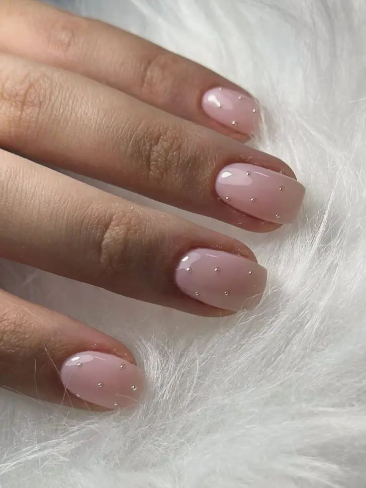 Натуральные ногти с мини жемчужинами в стиле тихой роскоши