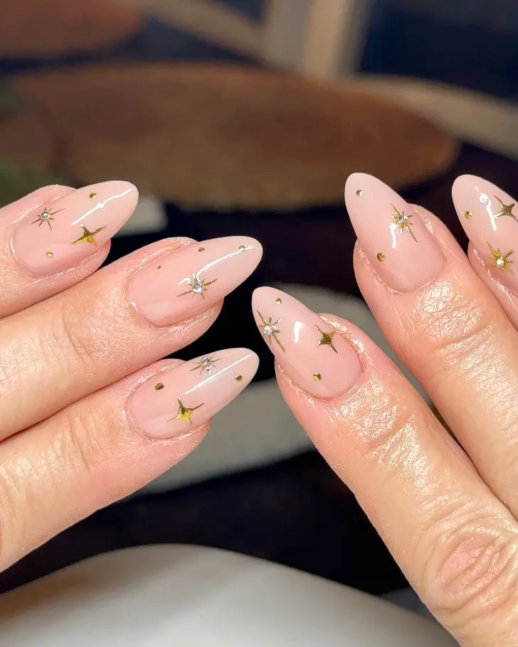 Натуральный денежный маникюр с золотыми звездами и кристаллами