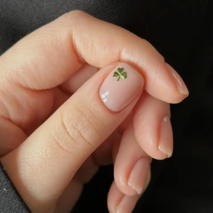 Натуральный короткий маникюр с мини рисунком зеленого клевера