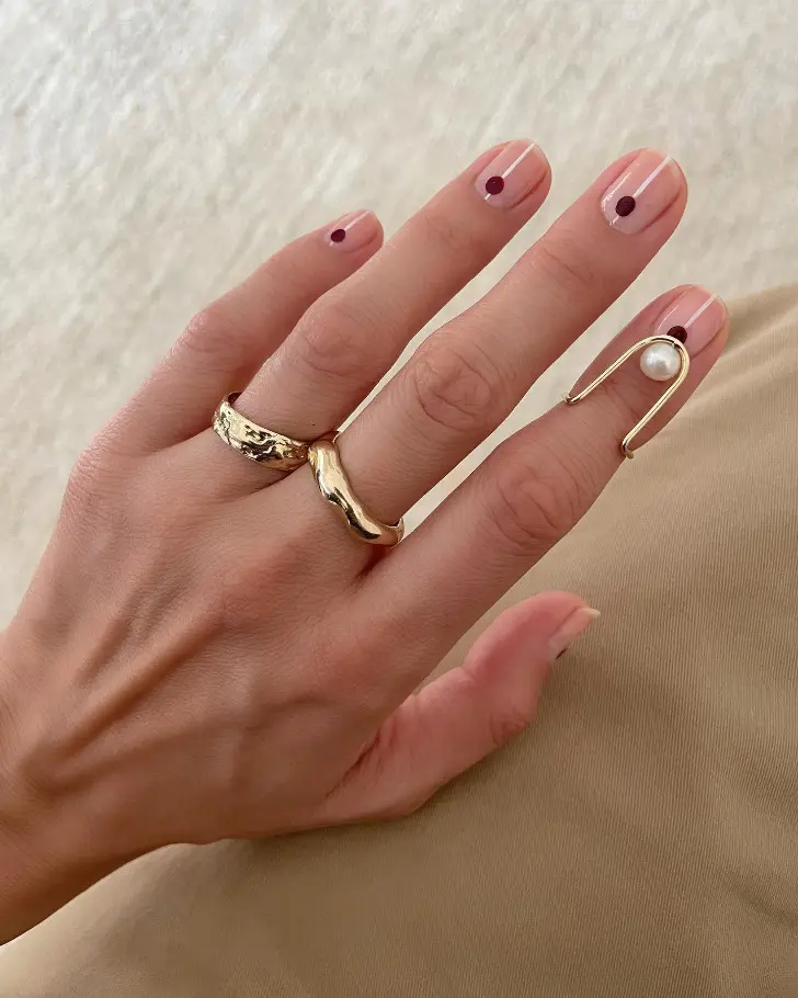 Натуральный маникюр с крупными точками и золотой деталью