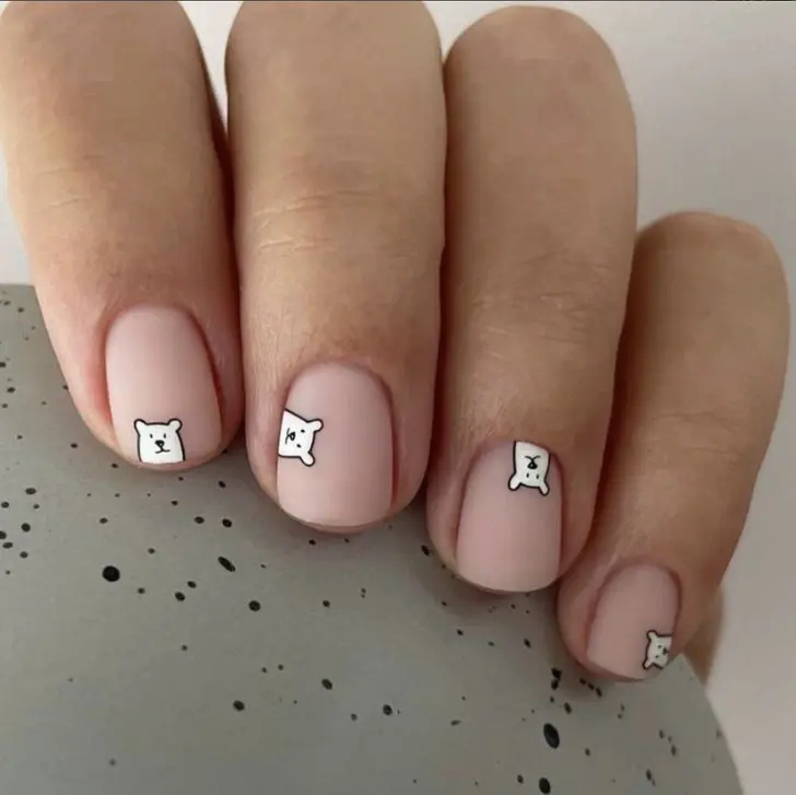 Натуральный маникюр с мини рисунками медведя