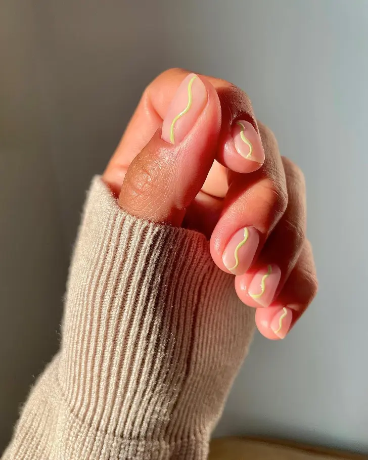 Натуральный маникюр с тонкой волнистой полоской васаби