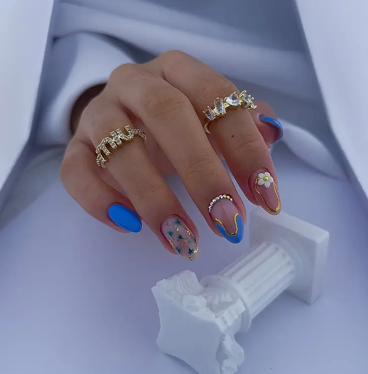 Нежный маникюр с цветами и золотой подводкой на февраль 2026