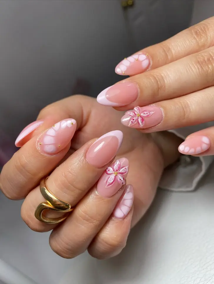 Нежный женственный френч дополнен 3D цветами и анимал принтом