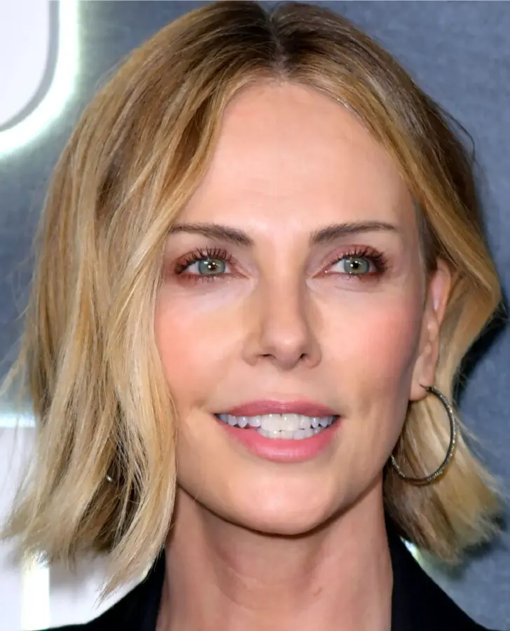 Носибельная короткая прическа с пробором и волнообразными прядями