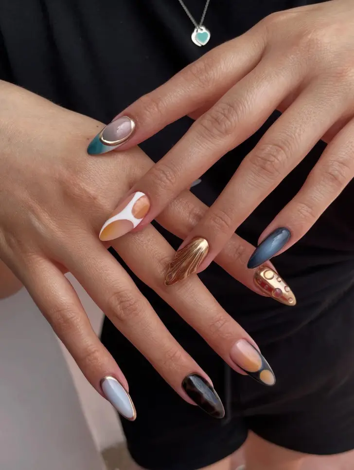 Очень разнообразный февральский маникюр на миндальных ногтях