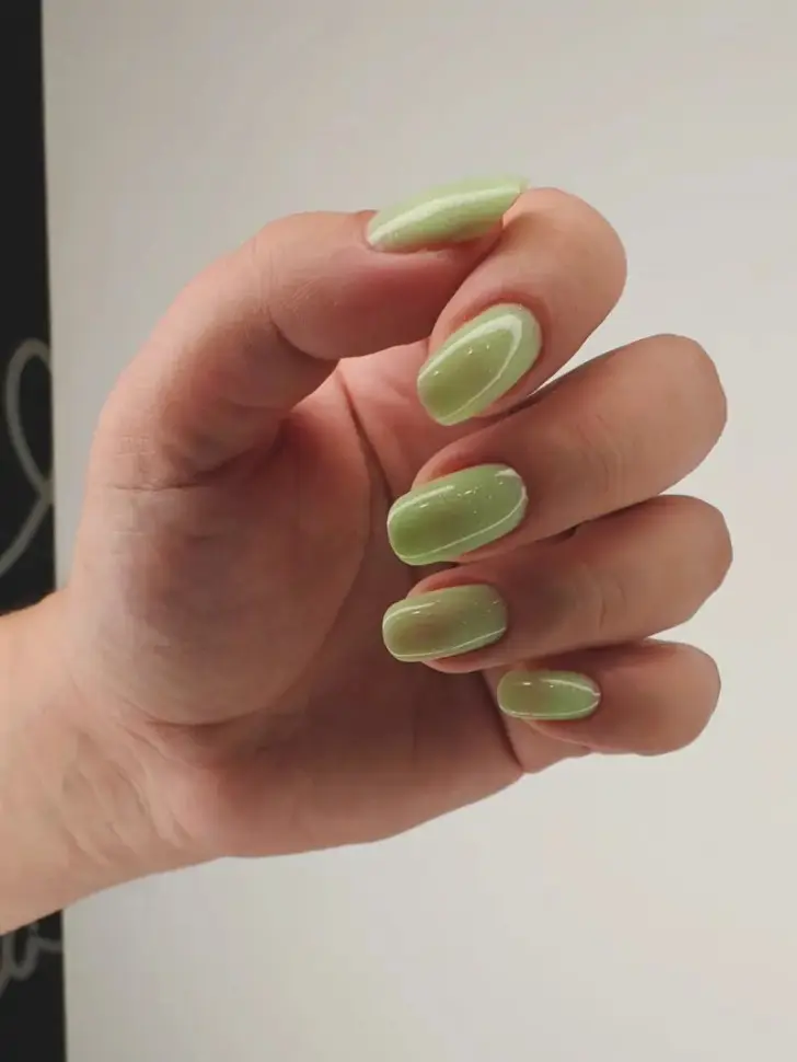 Однотонный маникюр в оттенке васаби на ногтях мягкий квадрат