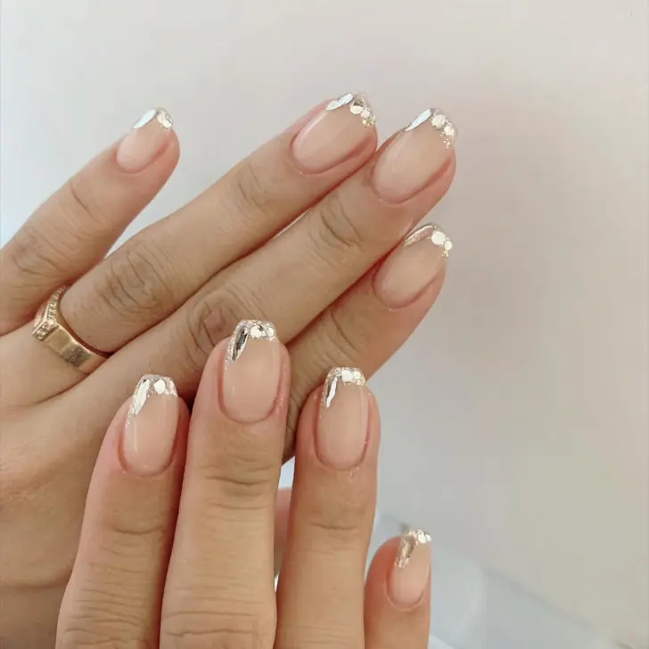 Оригинальный французский маникюр с блеском металла