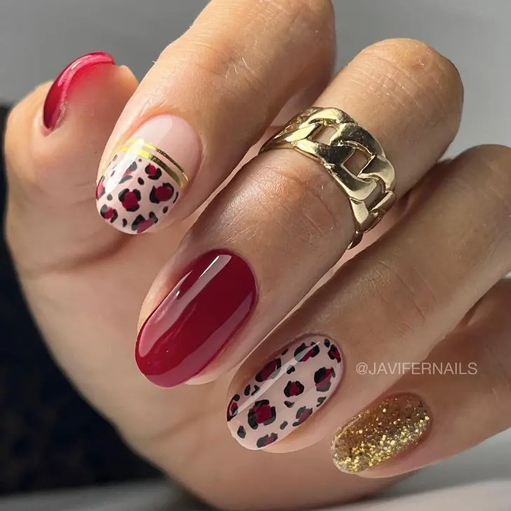 Овальный красный маникюр на весну с дерзким принтом леопарда