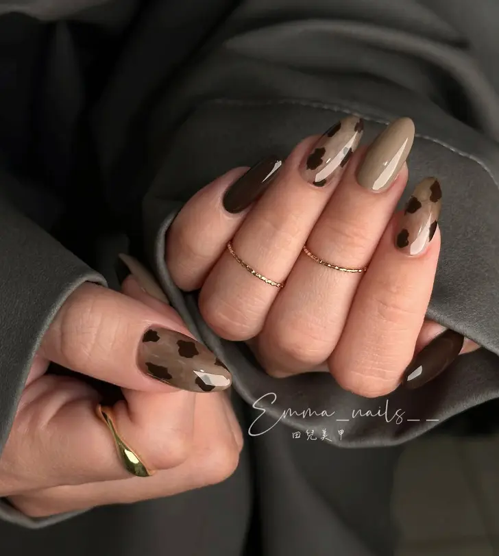 Овальный маникюр в серых тонах с черными пятнами на февраль 2026