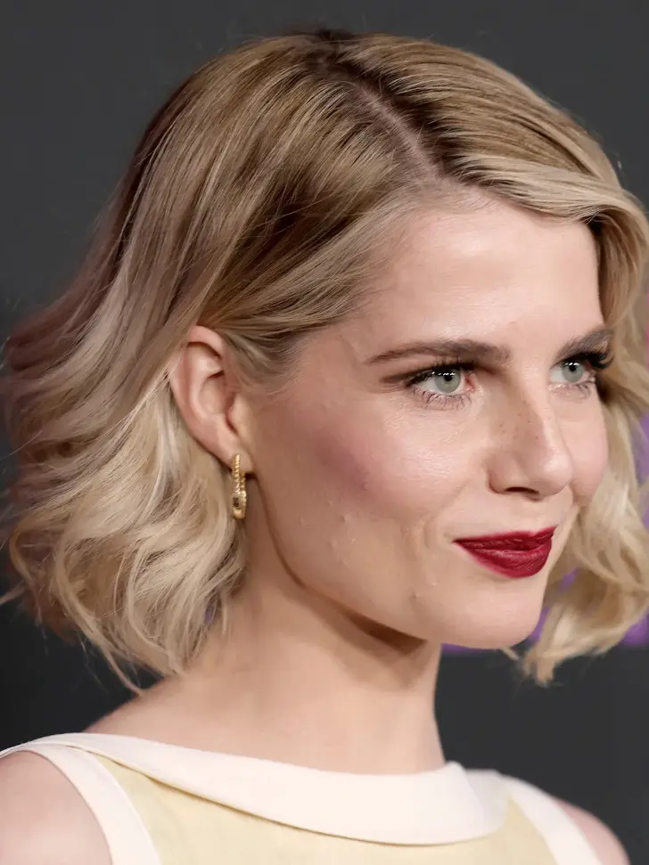 Прическа боб с пышными кончиками и боковым пробором