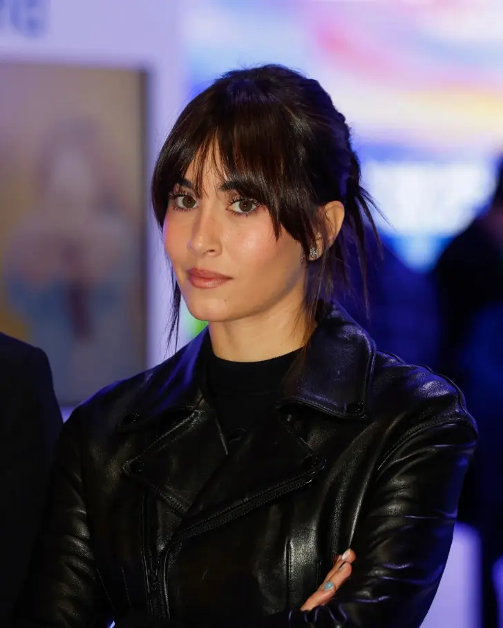 Прическа с длинной многослойной челкой скрывающей морщинки для женщин за 40