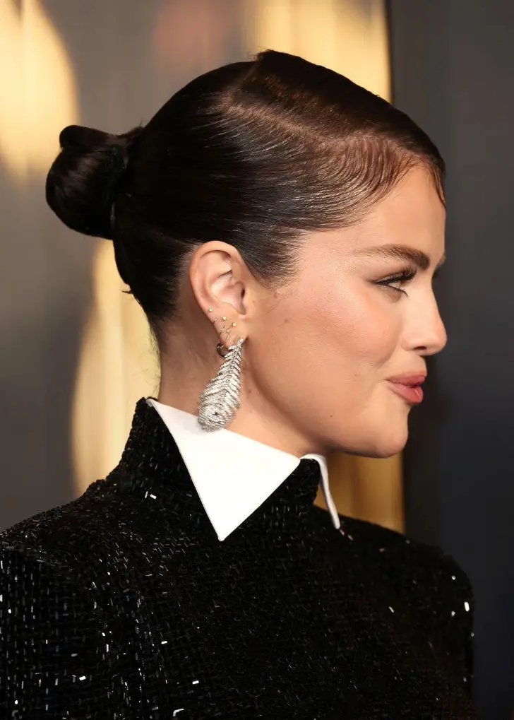 Прическа с гладкими волосами и аккуратным пучком на затылке