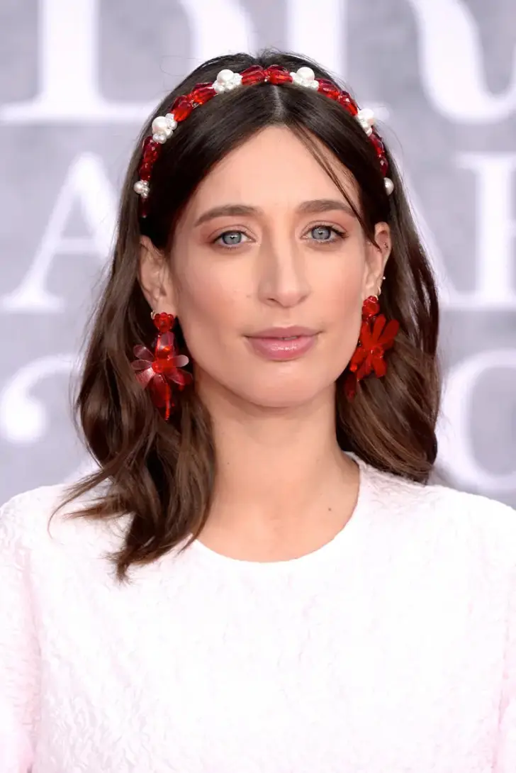 Прическа с распущенными волосами и оригинальным эффектным ободком