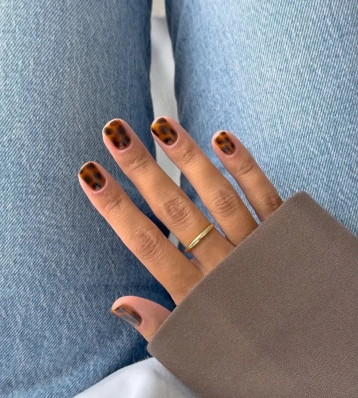 Привлекательный маникюр на коротких ногтях с принтом черепахи