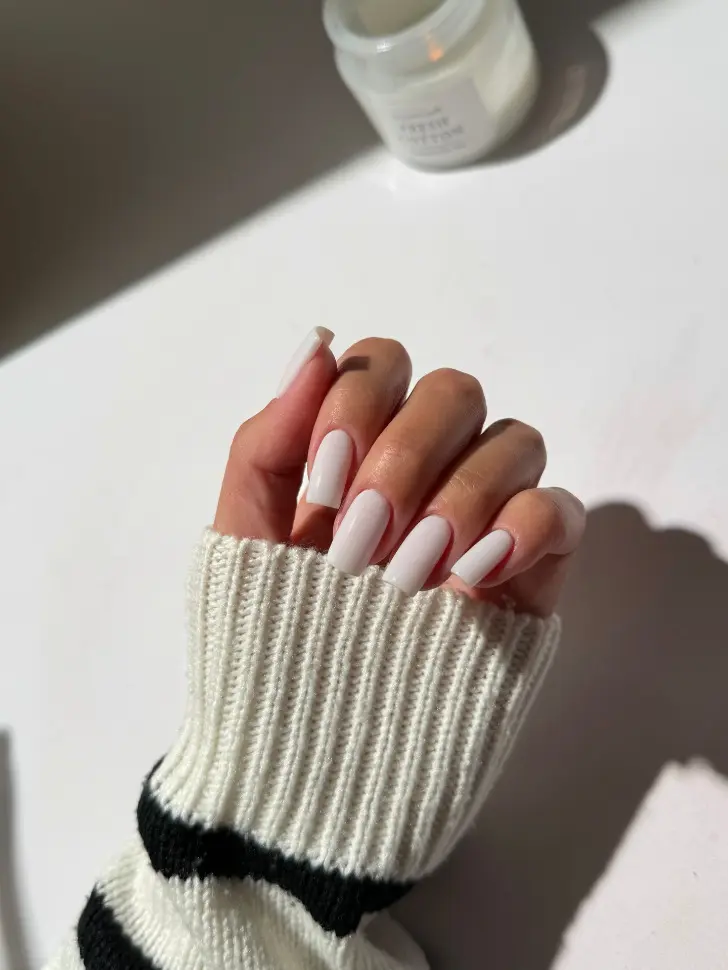 Привлекательный молочный маникюр на квадратных ногтях