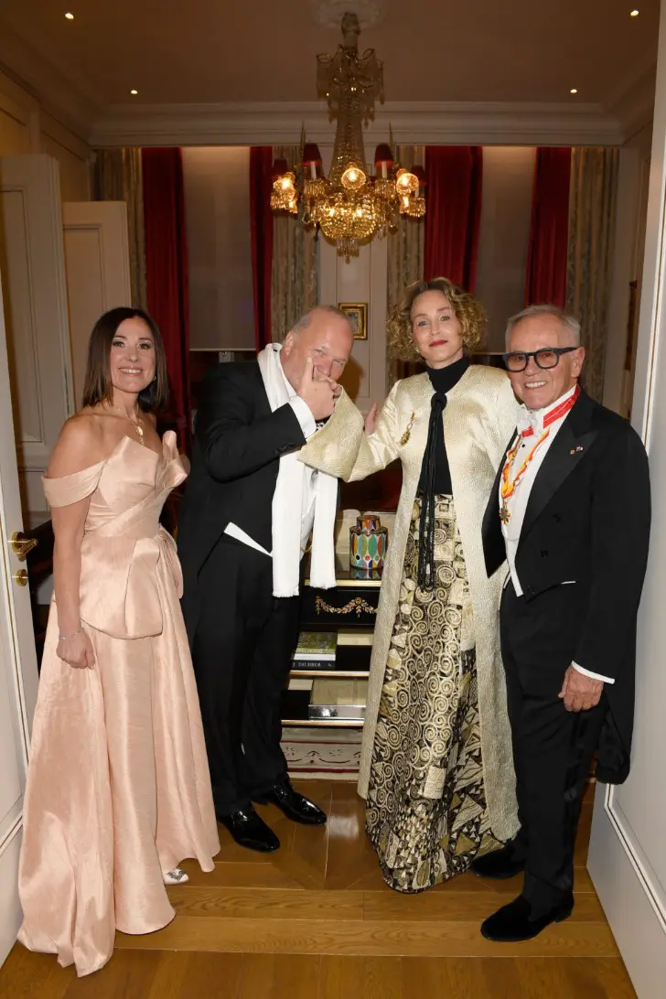 Шэрон Стоун с новой прической микро бо с кудрями посетила оперу в Вене