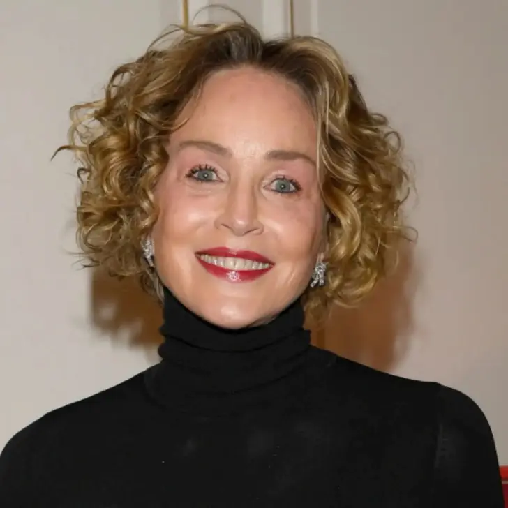 Шэрон Стоун с прической кудрявый микро боб