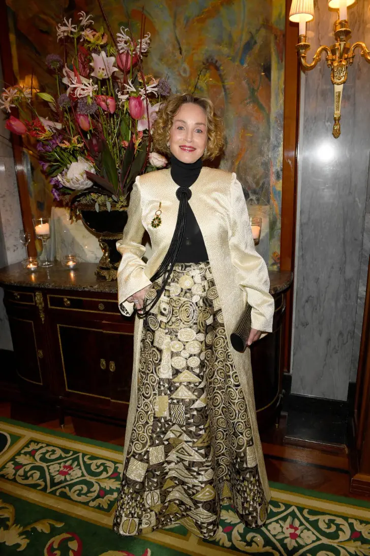 Шэрон Стоун в длинном бежевом жакете черной водолазке и новой омолаживающей прической микро боб