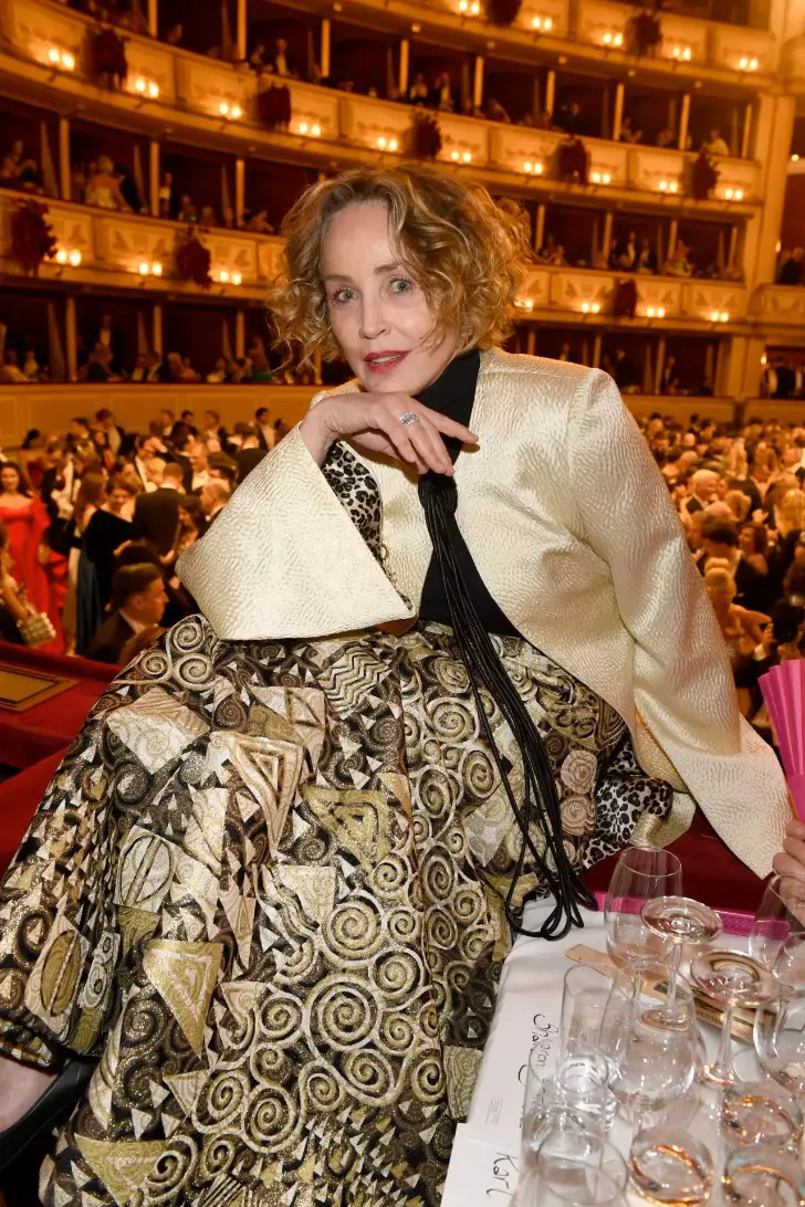 Шэрон Стоун в юбке с эффектным принтом и прической микро боб с кудрями