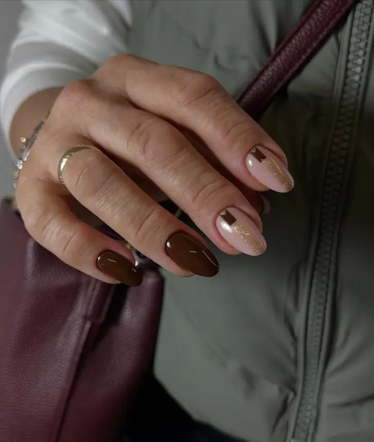 Шоколадный денежный маникюр с золотой полосой