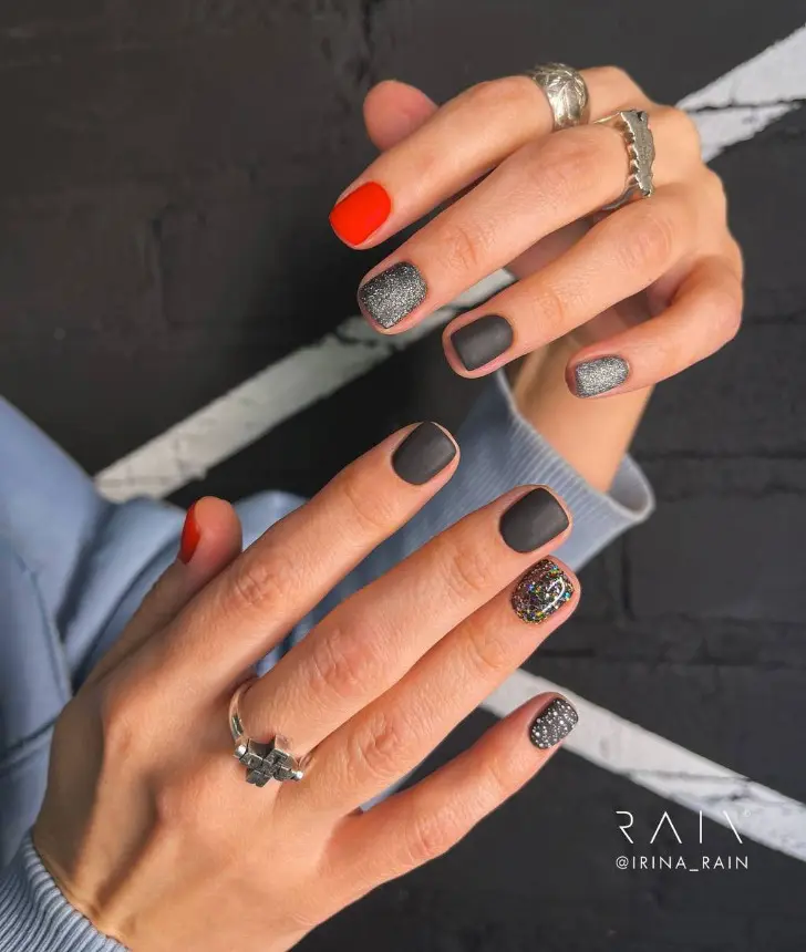Стильный короткий маникюр с серыми и красными ногтями на эту весну