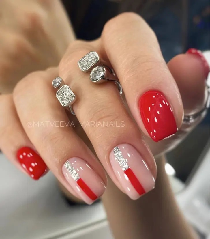 Стильный красный маникюр на весну с широкими полосами