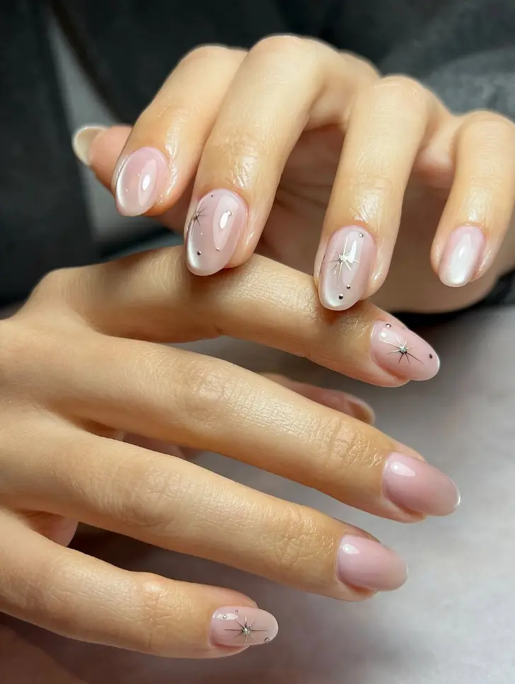 Стильный маникюр кошачий глаз с золотыми звездами на февраль