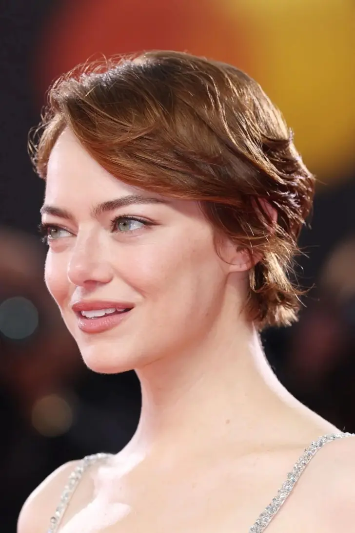 Стрижка бикси с дерзкой текстурой для женщин с короткой шеей и круглым лицом