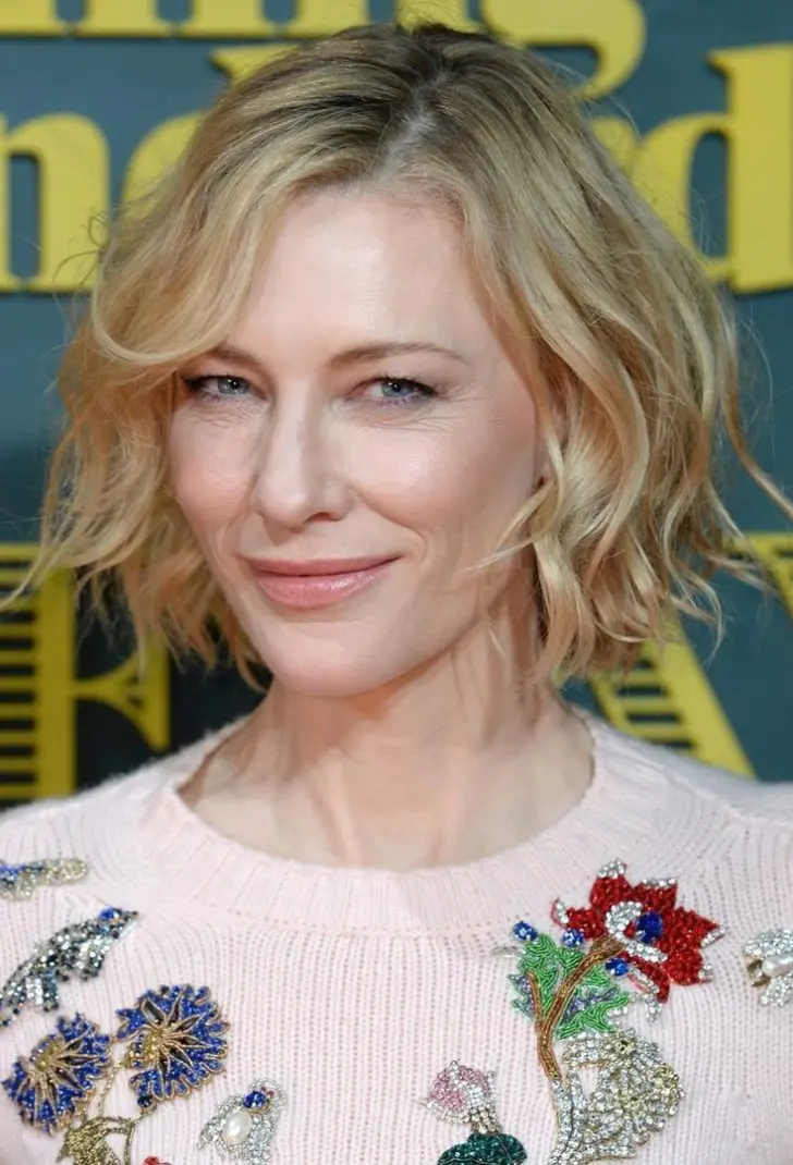 Структурированный трендовый боб весны 2026 на светлых волосах