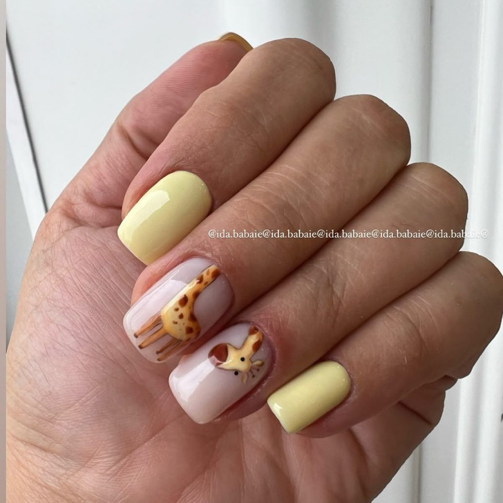 Светло желтый маникюр с мини рисунком жирафа