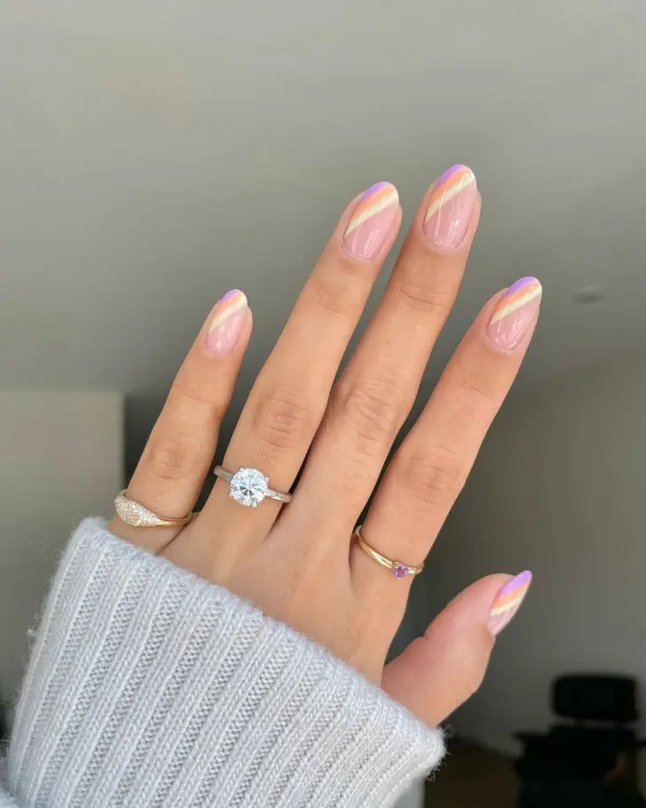 Трехцветный косой френч на коротких ногтях с натуральной основой