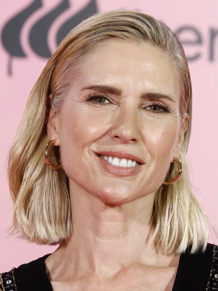 Трендовая стрижка боб весны 2026 с зачесанными наверх светлыми волосами