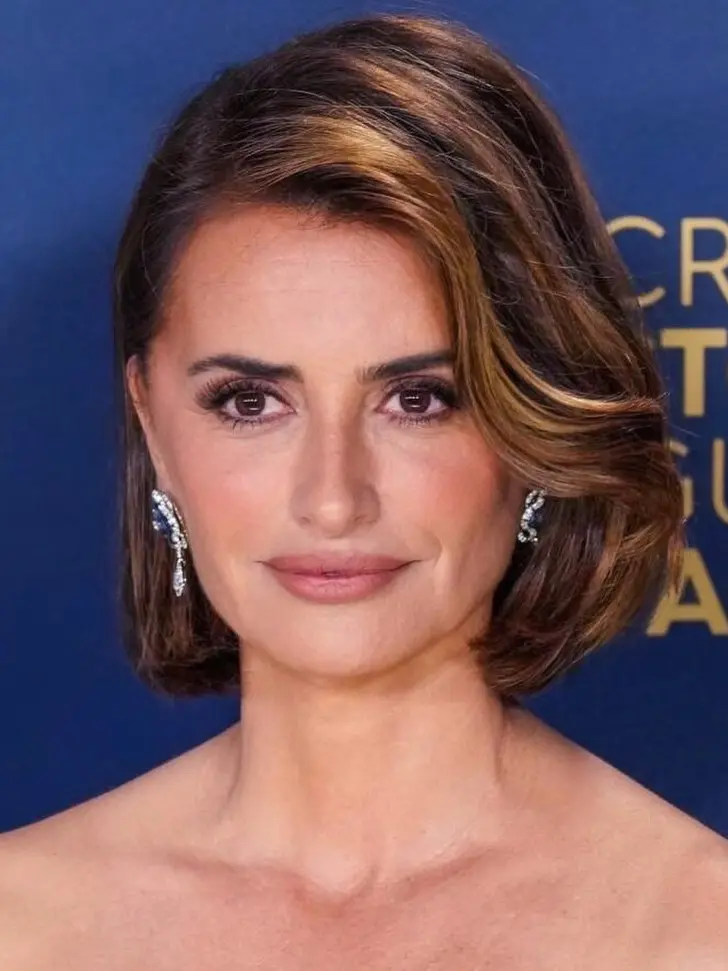 Трендовый боб весны 2026 с челкой волной и боковым пробором