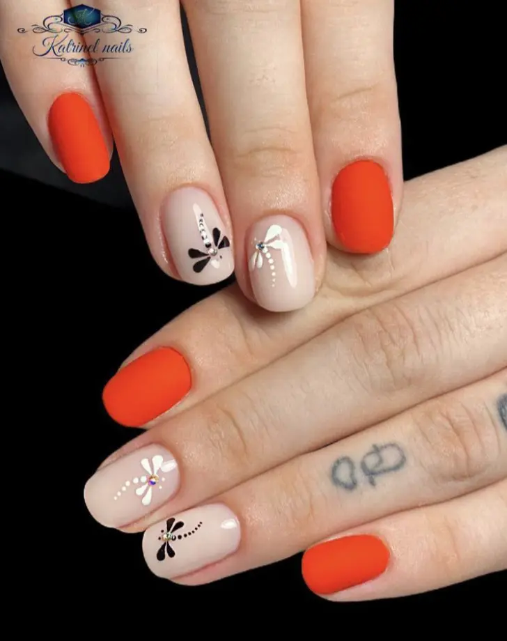 Весенний красный маникюр со стрекозами