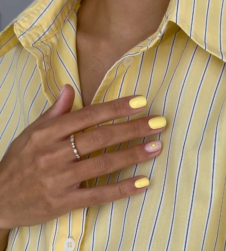 Желтый привлекательный маникюр с акцентом в виде солнца