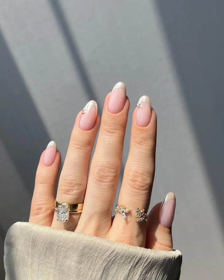 Жемчужный французский маникюр с микро цветами